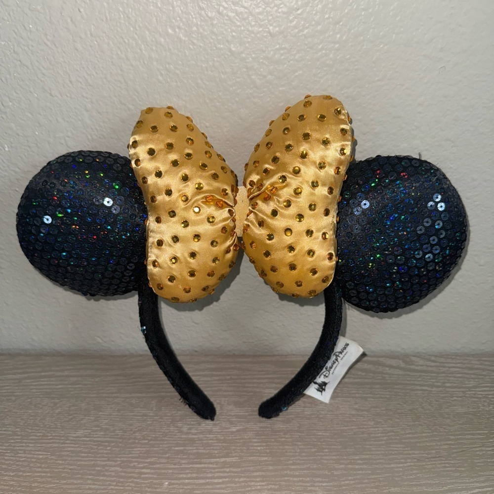 Gold-black bow Minnie Ears. Sequenced
